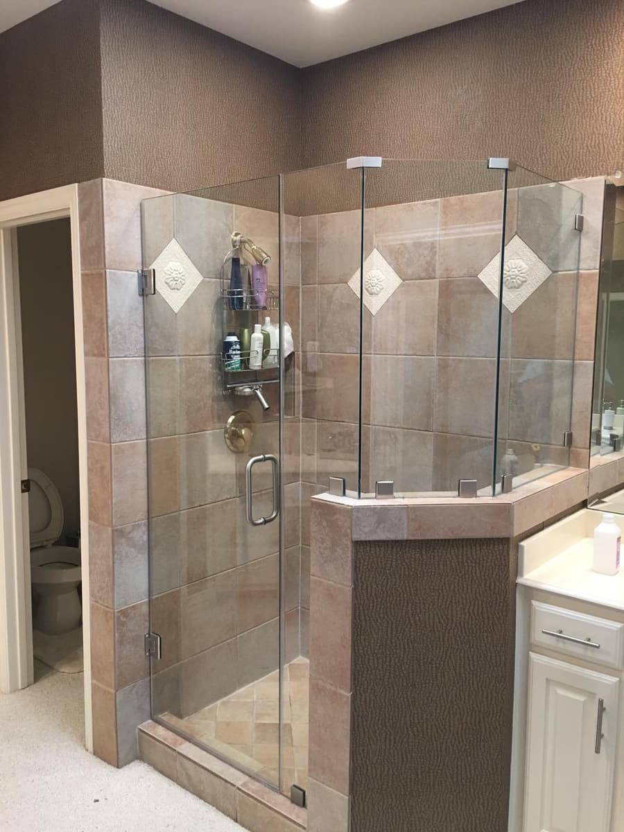Neo-angle frameless enclosure